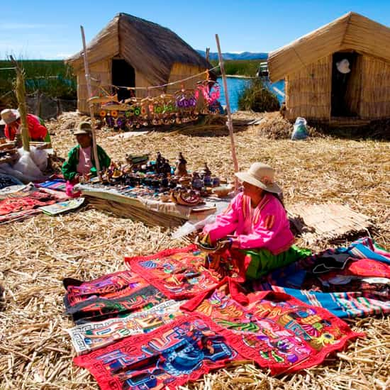 Tour Isla de los Uros: Sumérgete en la Cultura Viva