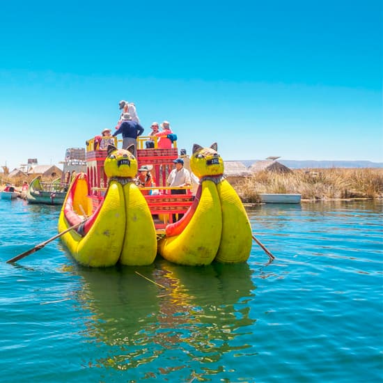 Tour Isla de los Uros: Navegando entre Tradiciones